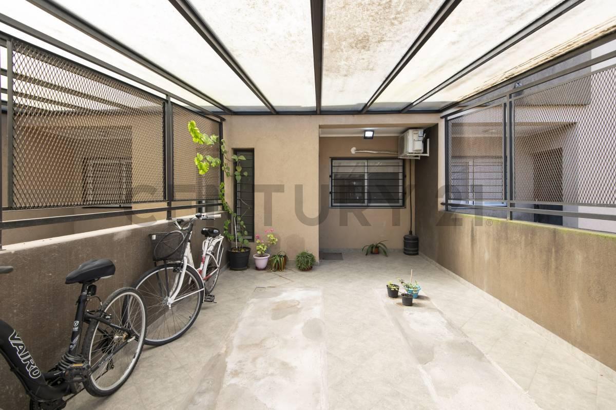 Foto de VENTA DE DUPLEX CON PARQUE Y PILETA EN EXCELENTE ZONA DE LA CIUDAD DE, imagen 3