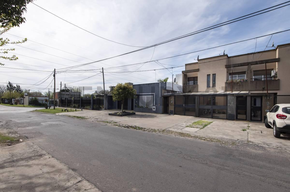 Foto de VENTA DE DUPLEX CON PARQUE Y PILETA EN EXCELENTE ZONA DE LA CIUDAD DE, imagen 2