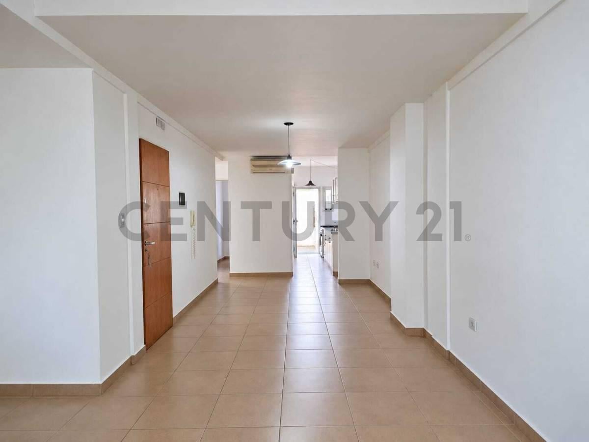 Foto de VENTA Departamento 2 habitaciones con patio, parrilla y cochera en La, imagen 2