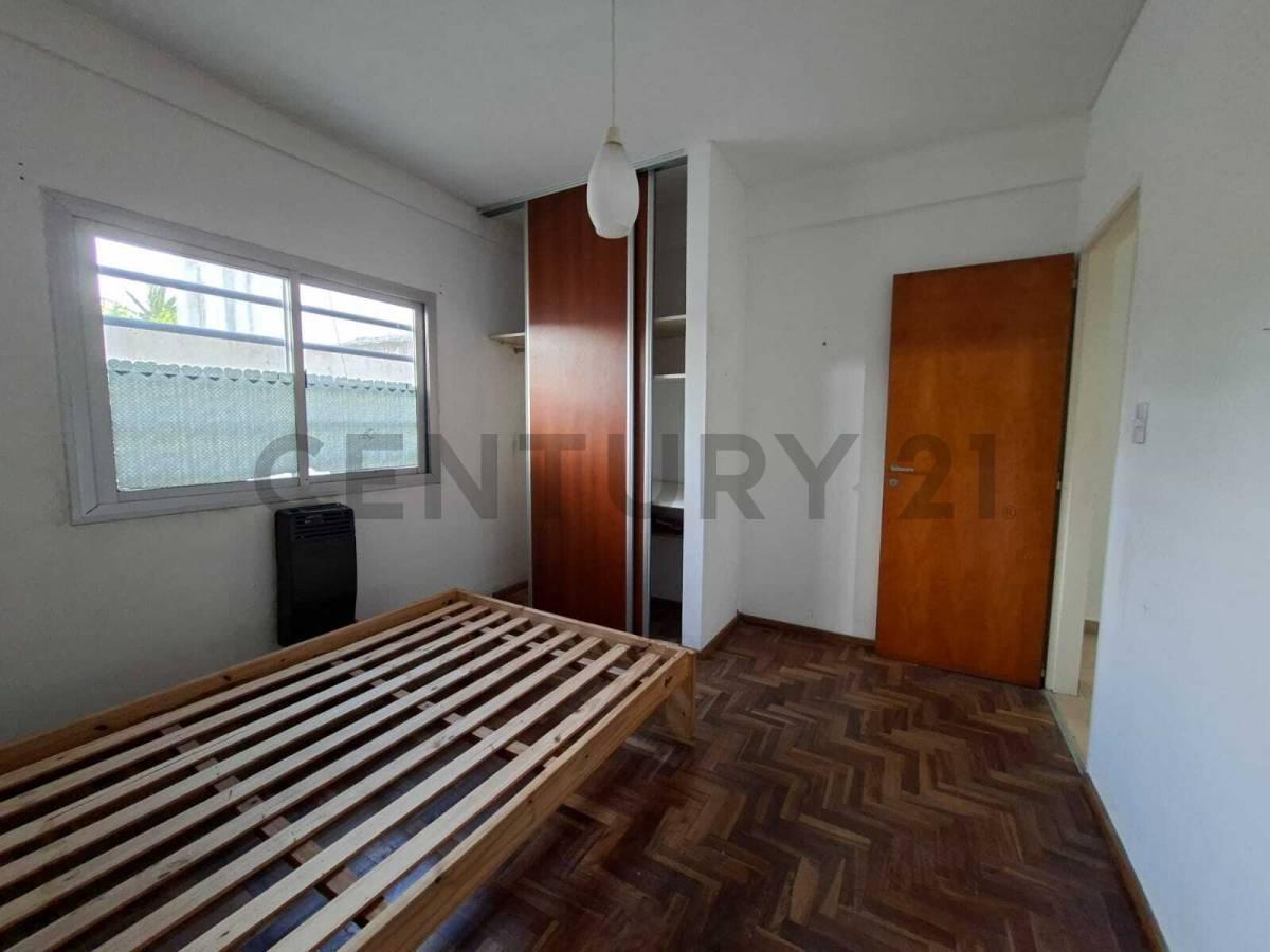 Foto de VENTA Departamento 2 habitaciones con patio, parrilla y cochera en La, imagen 3