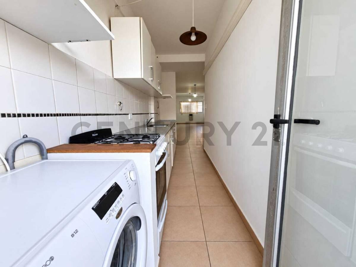 Foto de VENTA Departamento 2 habitaciones con patio, parrilla y cochera en La, imagen 5
