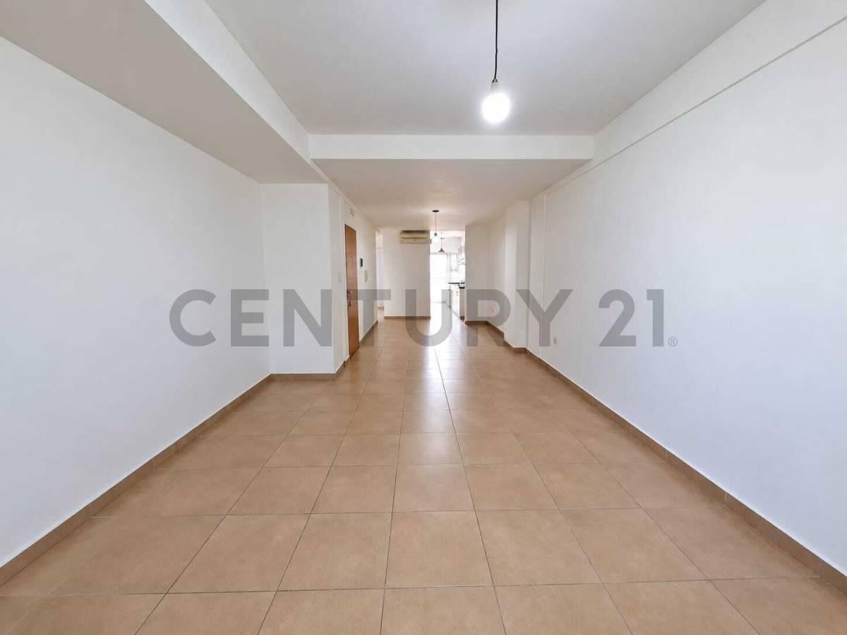 Foto de VENTA Departamento 2 habitaciones con patio, parrilla y cochera en La, imagen 1