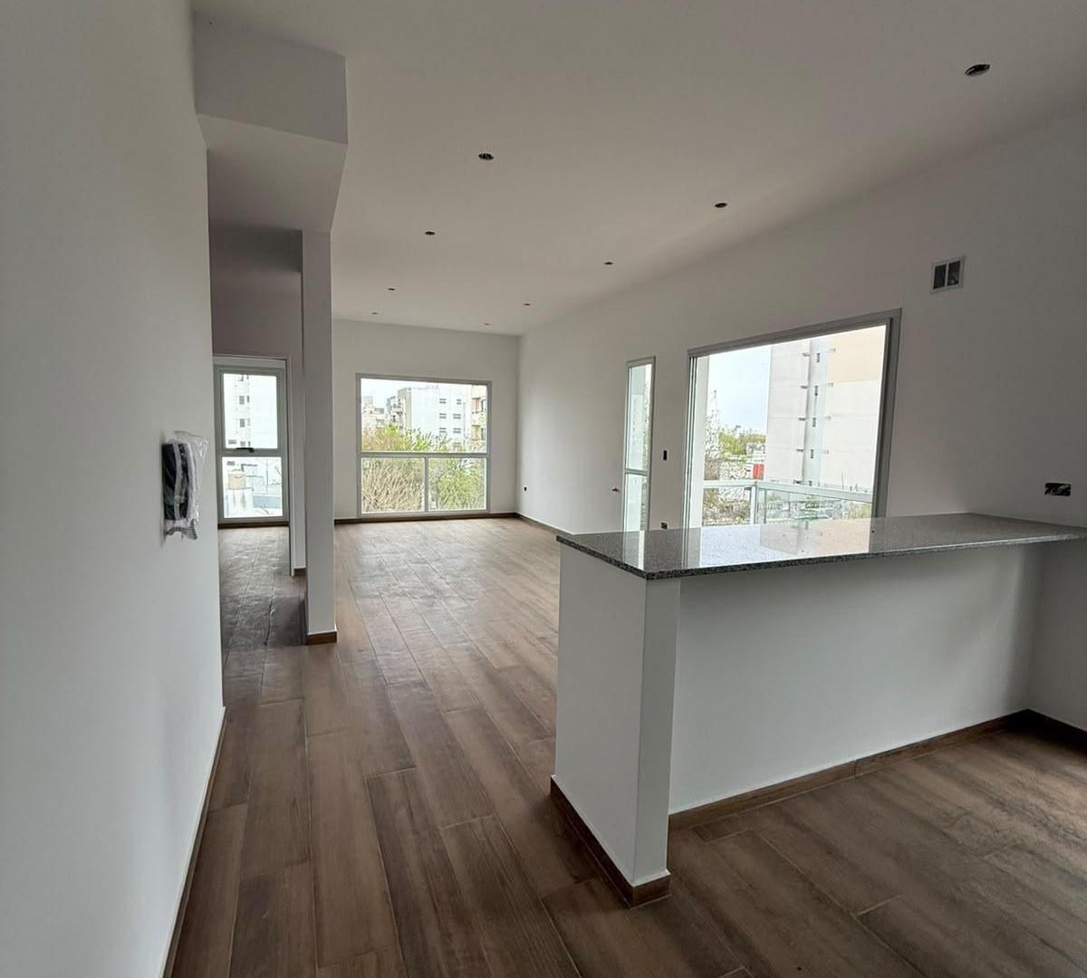 Foto de 57 esquina 17 DEPARTAMENTO 2 DORMITORIOS CON COCHERA EN VENTA LA PLATA, imagen 3