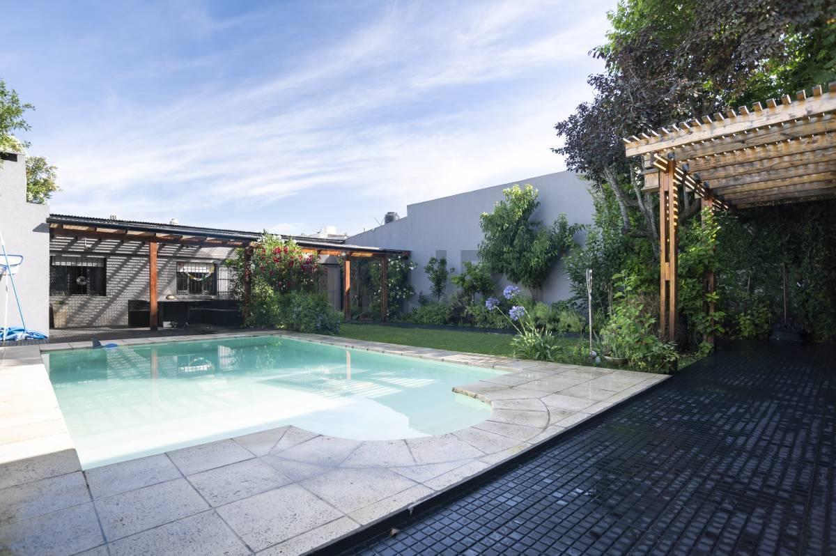 Foto de CASA EN VENTA EN LA PLATA DE 3 DORMITORIOS PARQUE Y PILETA, imagen 1