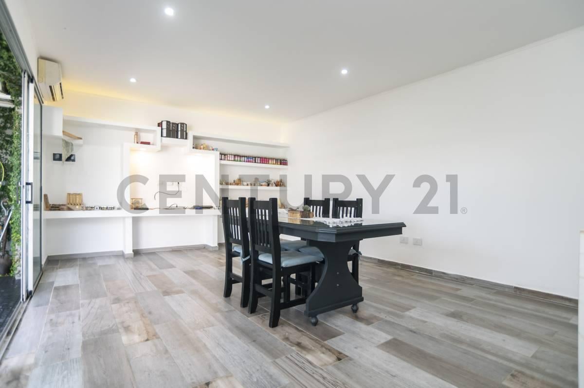 Foto de CASA EN VENTA EN LA PLATA DE 3 DORMITORIOS PARQUE Y PILETA, imagen 4