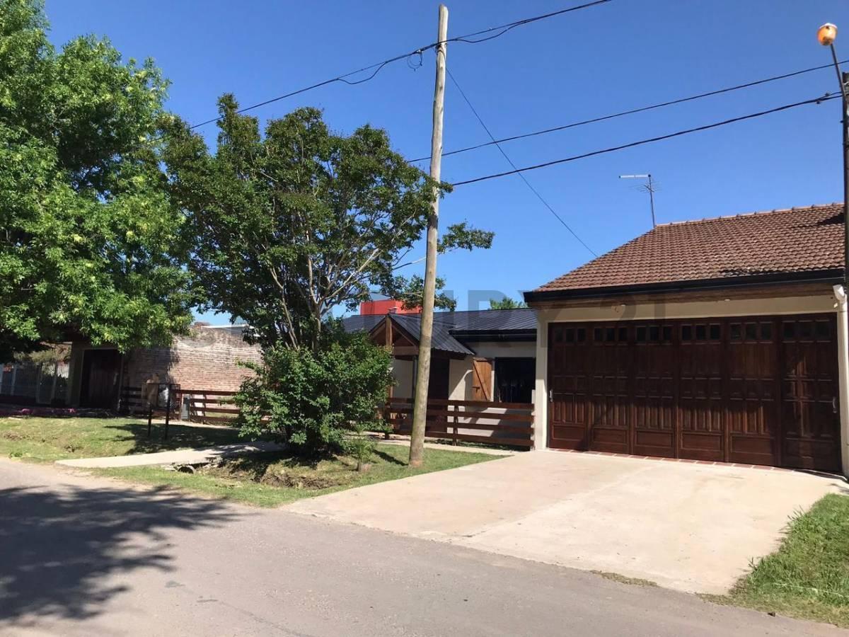 Foto de 36 138 Y 139 CASA EN VENTA CON PILETA Y PARQUE LA PLATA, imagen 2