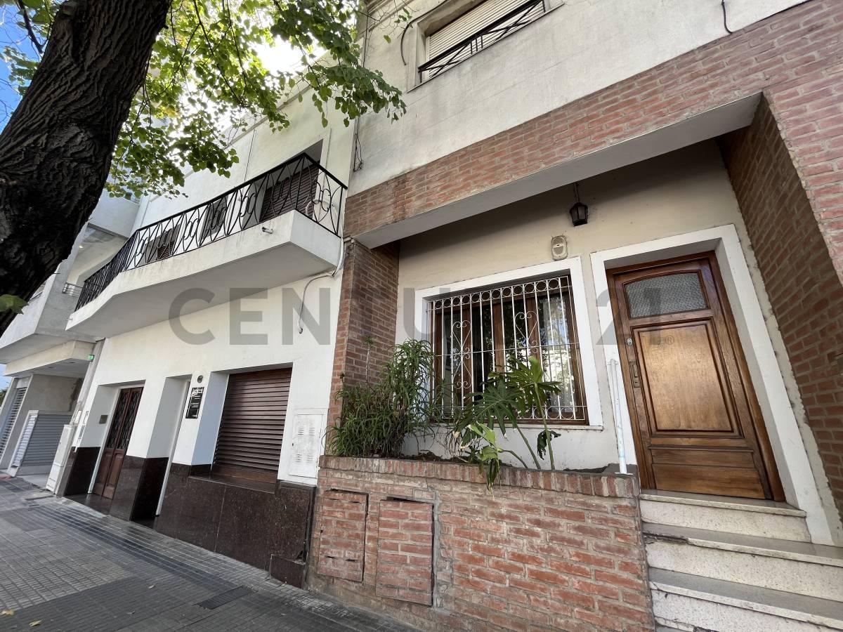 Foto de Calle 57 entre diagonal 74 y calle 17 CASA CON PARQUE MAS DEPTO EN, imagen 1