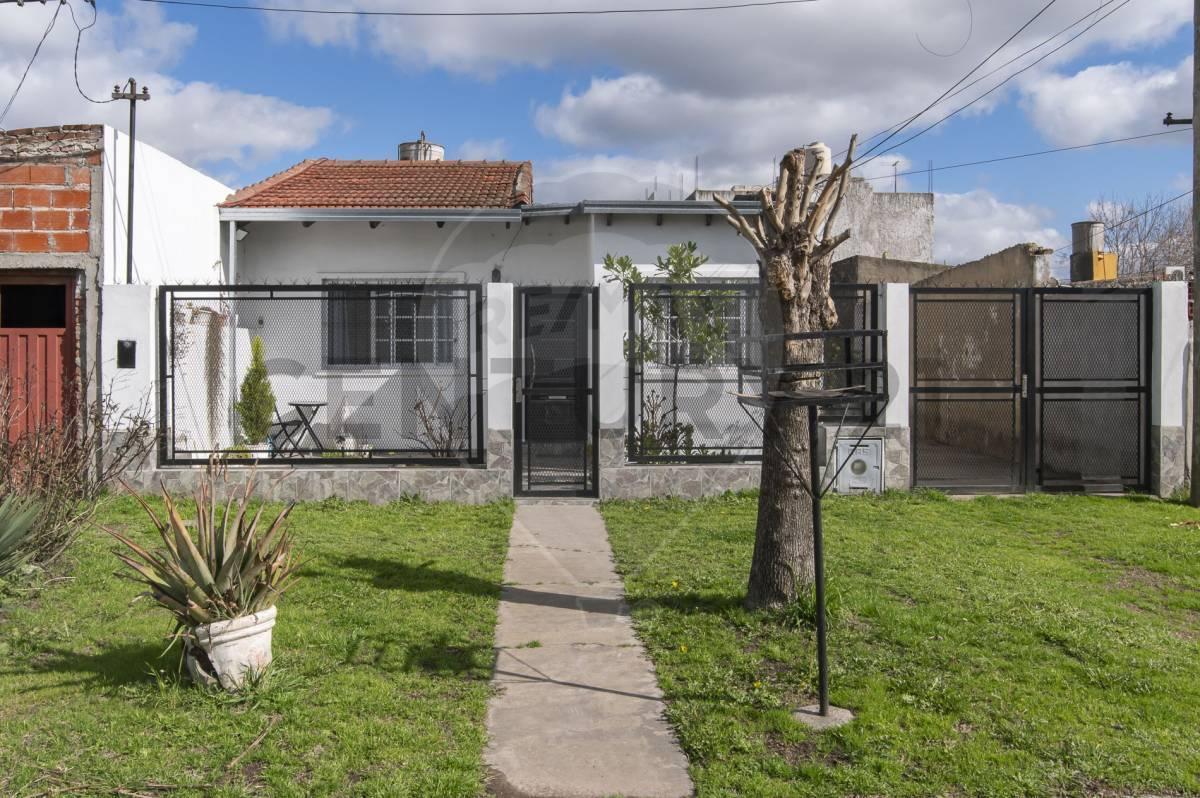 Foto de CASA EN VENTA CON DEPARTAMENTO EN LA PLATA SAN CARLOS, imagen 1