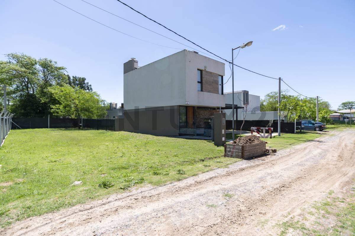 Foto de LOTE EN VENTA 10 x27 Barrio Liquidambar, La Plata, imagen 3