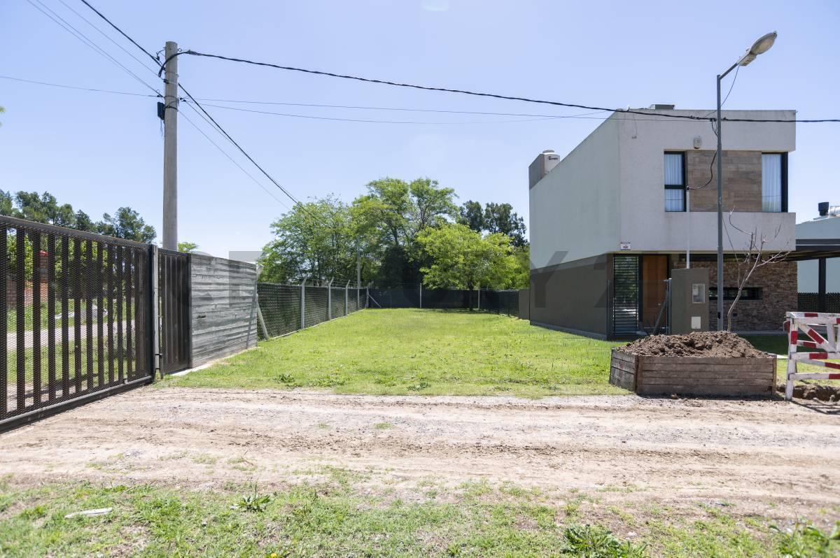 Foto de LOTE EN VENTA 10 x 28,40 Barrio Liquidambar, La Plata, imagen 2