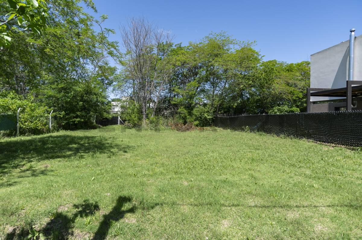Foto de LOTE EN VENTA 10 x 28,40 Barrio Liquidambar, La Plata, imagen 3