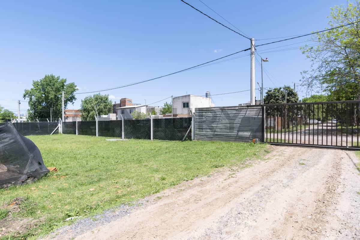 Foto de LOTE EN VENTA 10 x 41 Barrio Liquidambar, La Plata, imagen 3