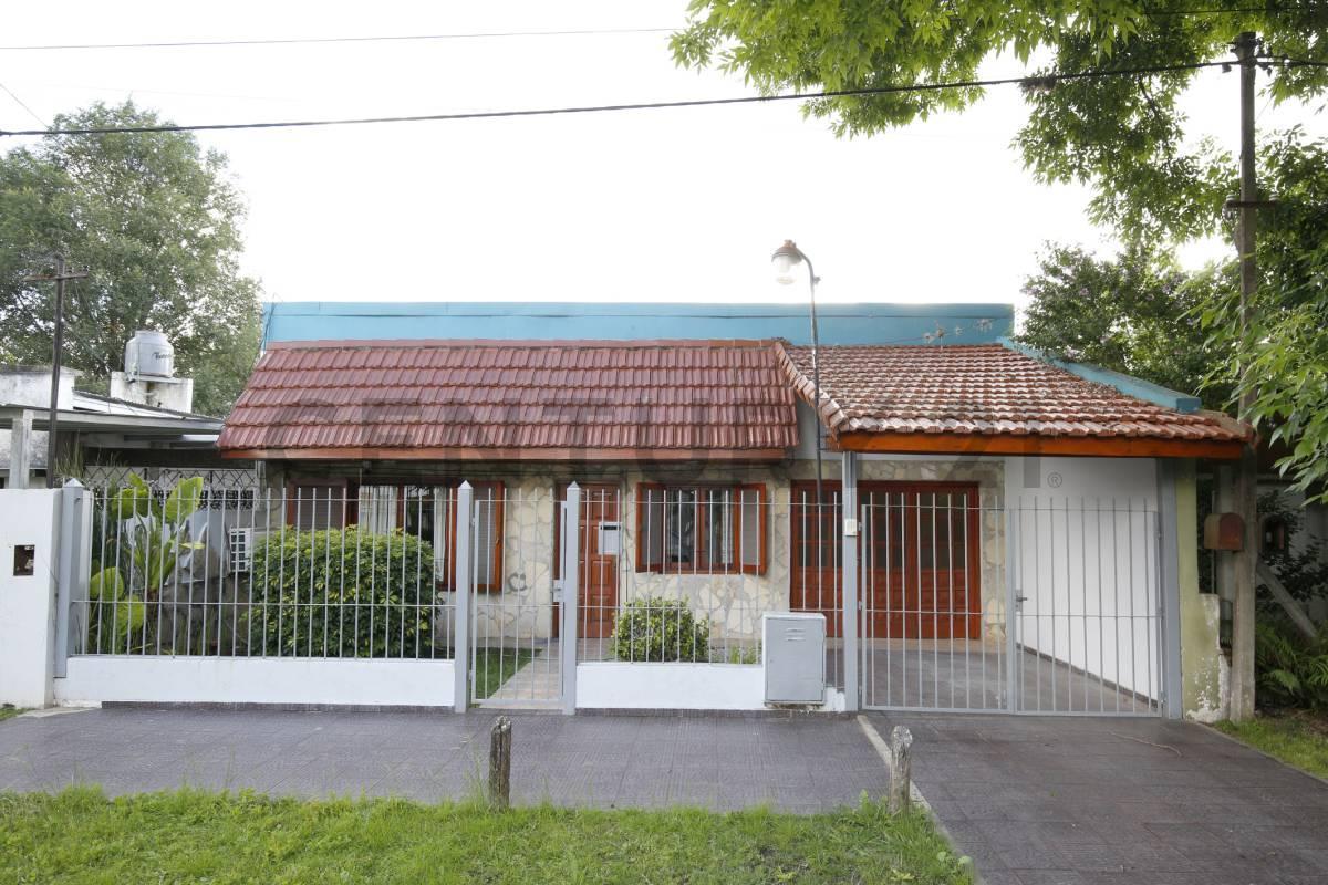 Foto de CASA EN VENTA DE DOS DORMITORIOS EN LA PLATA, imagen 1
