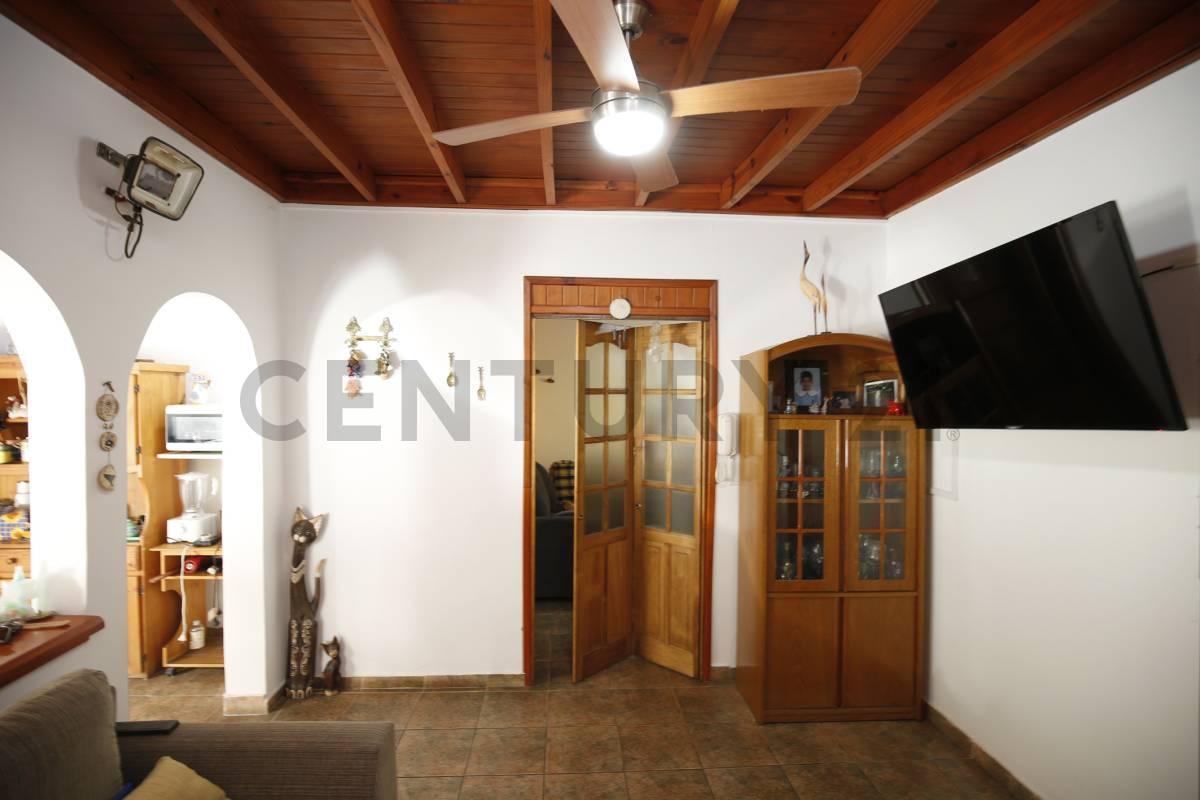 Foto de CASA EN VENTA DE DOS DORMITORIOS EN LA PLATA, imagen 3