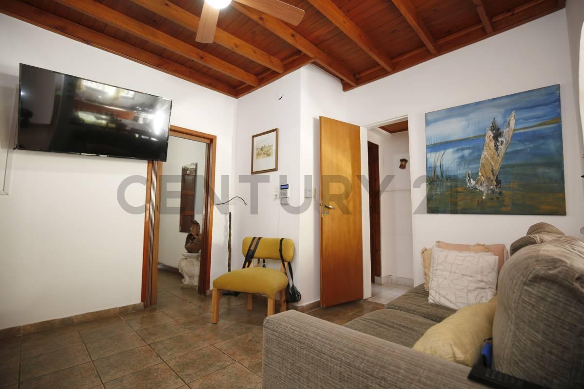 Foto de CASA EN VENTA DE DOS DORMITORIOS EN LA PLATA, imagen 2