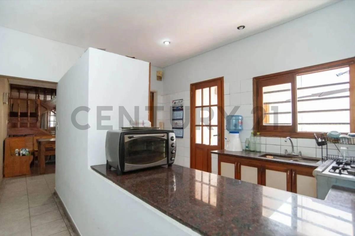 Foto de Casa en Venta en La Plata 4 dormitorios, imagen 3