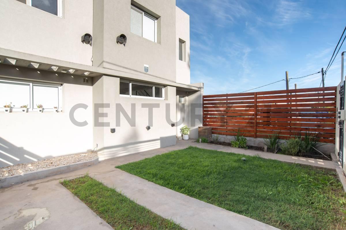 Foto de Casa dúplex tres dormitorios en venta Gonnet, imagen 2