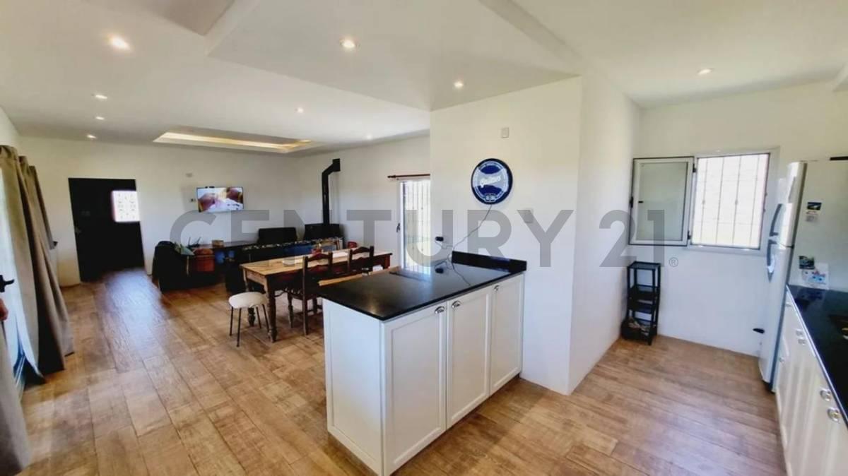 Foto de Casa en venta en La Plata de tres dormitorios con pileta, imagen 4