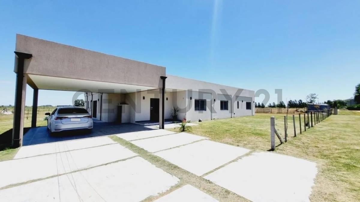 Foto de Casa en venta en La Plata de tres dormitorios con pileta, imagen 1