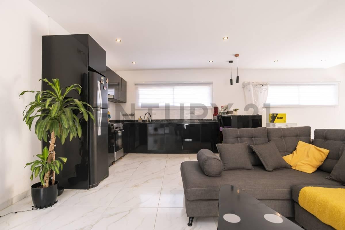 Foto de CASA + DUPLEX EN VENTA EN GONNET, imagen 1