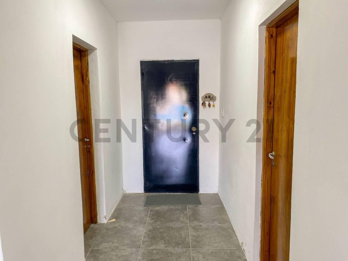 Foto de CASA EN VENTA EN LA PLATA DE UN DORMITORIO PARQUE Y PILETA EN SICARDI, imagen 2