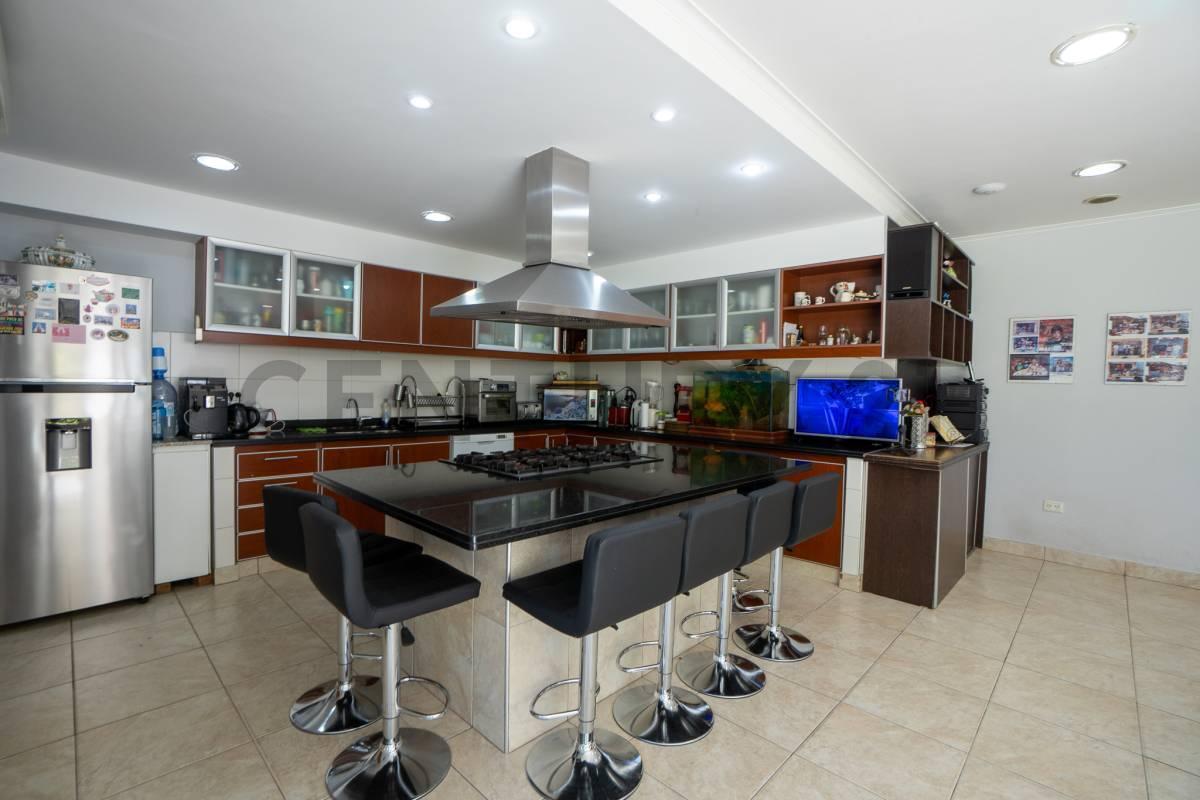 Foto de Casa en venta en La Plata 5 dormitorios, imagen 2