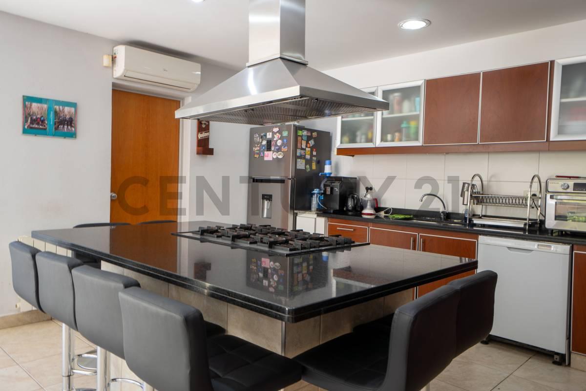Foto de Casa en venta en La Plata 5 dormitorios, imagen 4