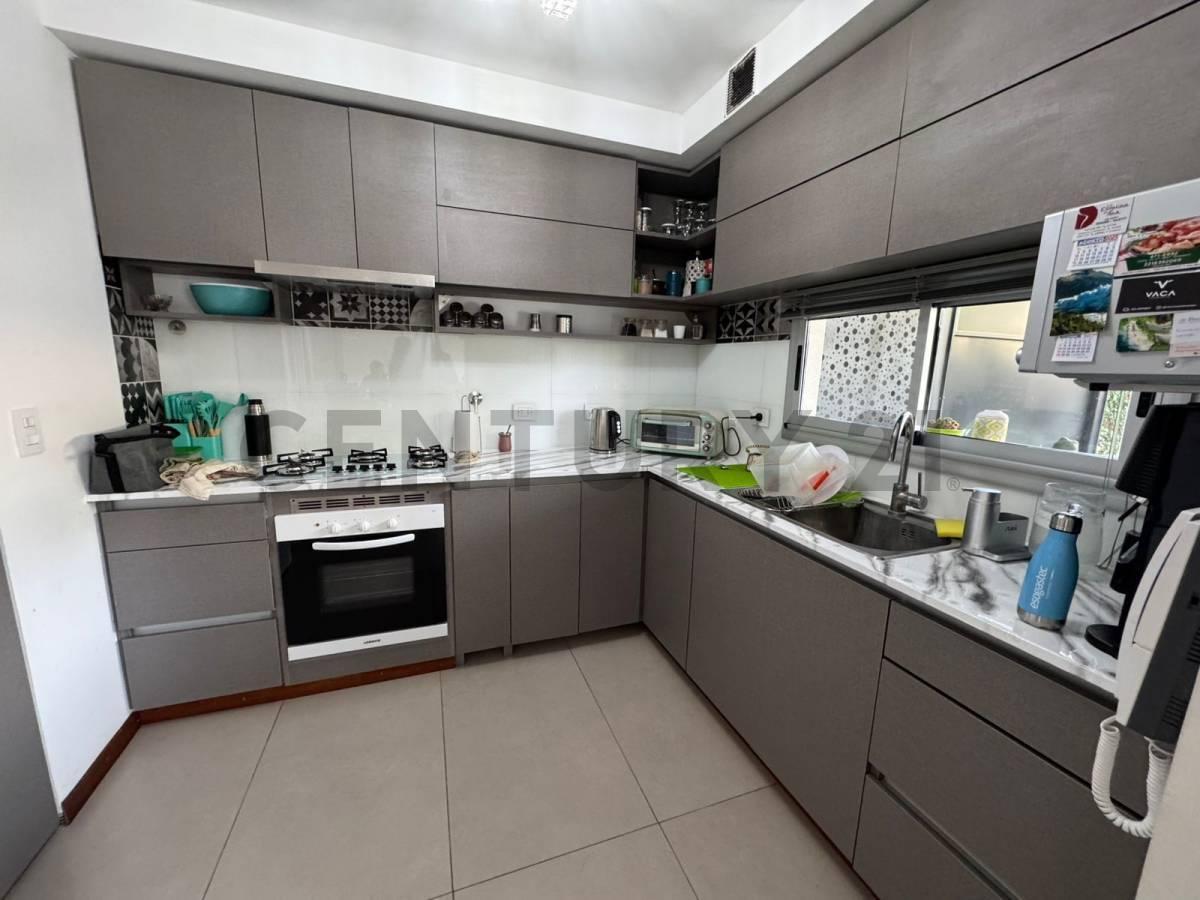 Foto de Casa en venta en Gonnet 3 dormitorios, imagen 2