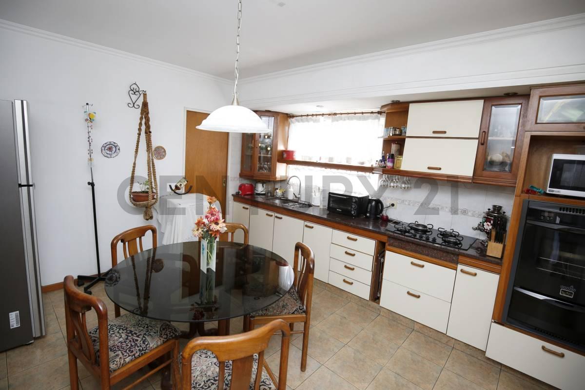 Foto de Departamento en venta La Plata 4 dormitorios, cochera, imagen 3