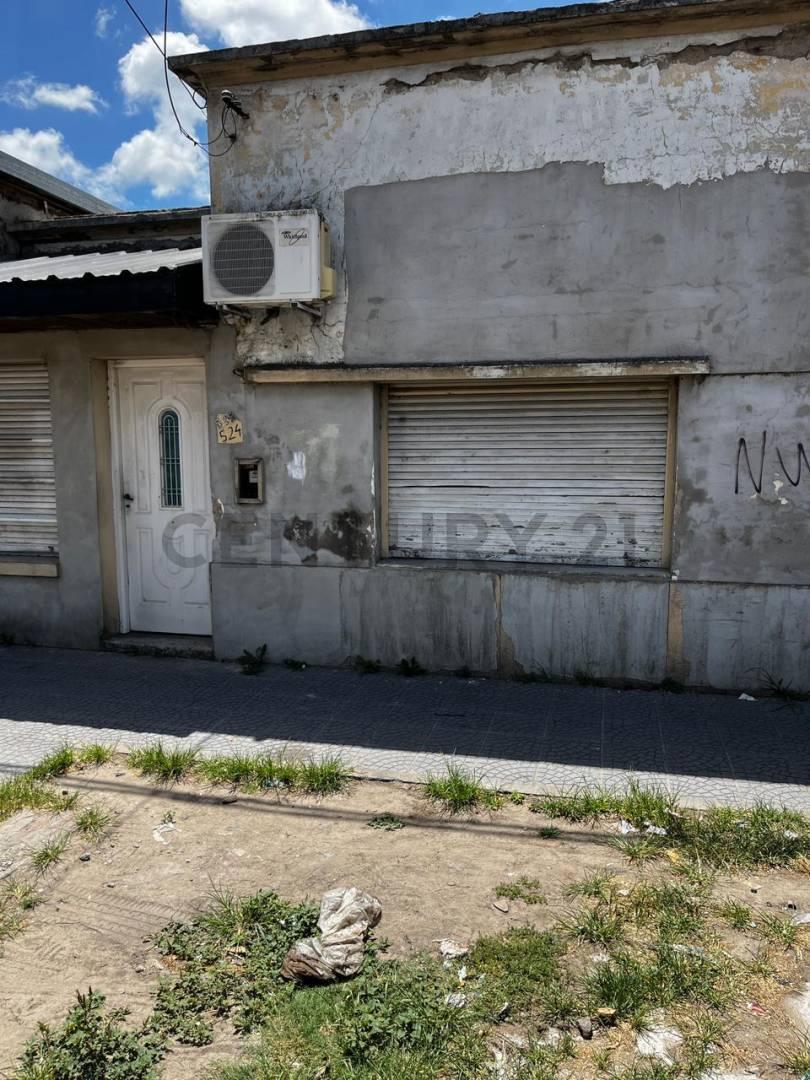 Foto de Casa en venta en La Plata a reciclar o demoler sobre avenida, imagen 1
