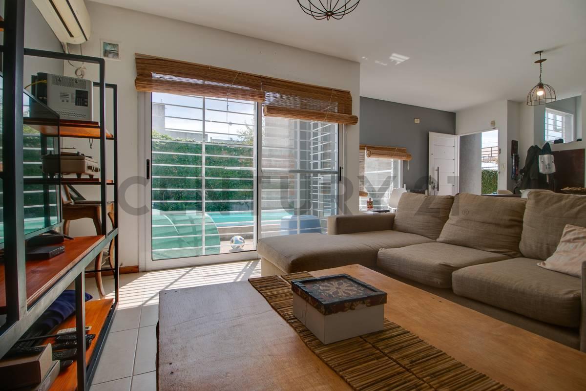 Foto de Casa en venta en Gonnet de 2 dormitorios y pileta, imagen 1