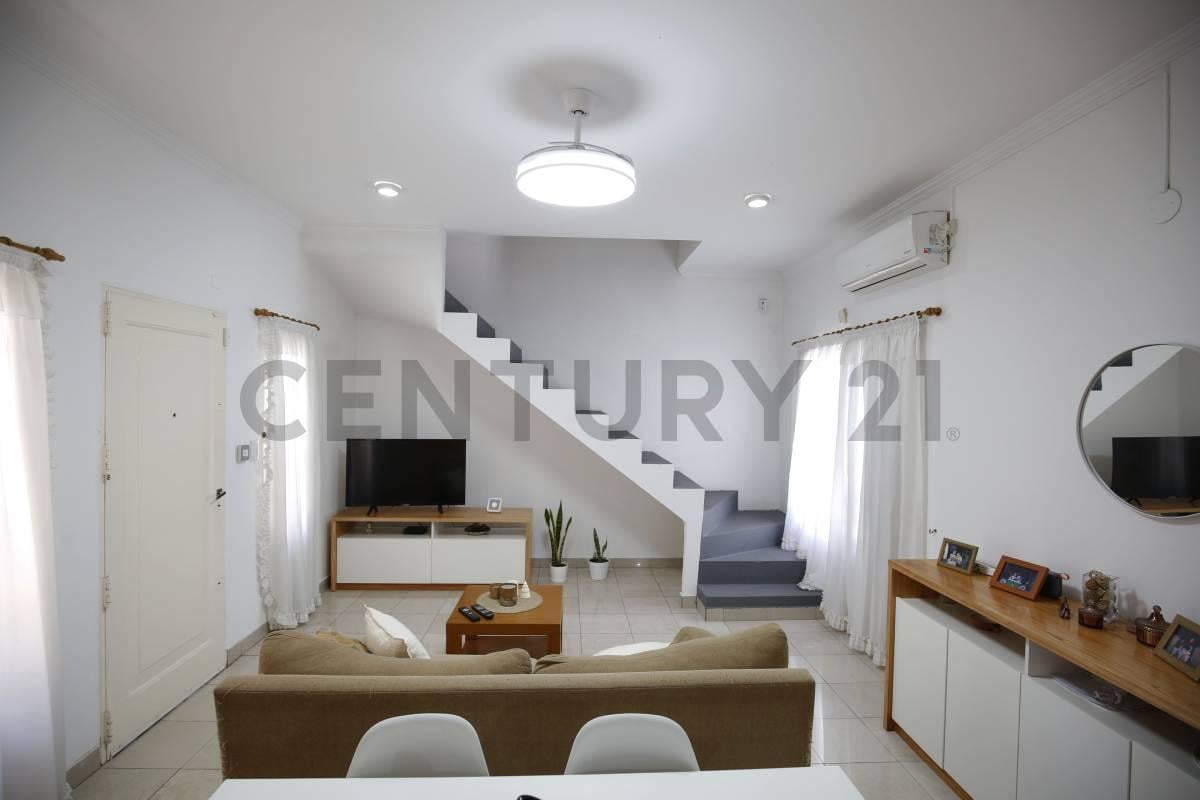 Foto de CASA DE 3 DORMITORIOS CON PARQUE Y COCHERA - VENTA - RINGUELET - LA, imagen 1