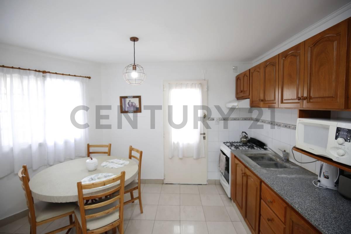 Foto de CASA DE 3 DORMITORIOS CON PARQUE Y COCHERA - VENTA - RINGUELET - LA, imagen 4