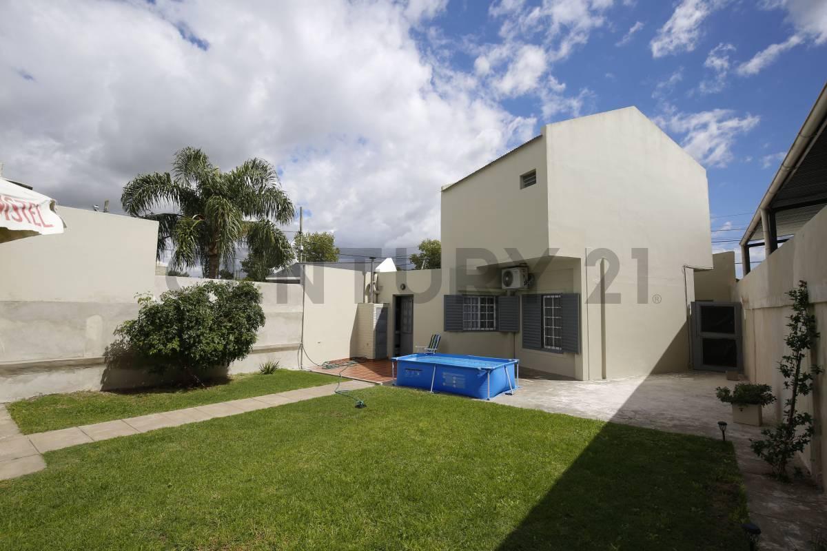 Foto de CASA DE 3 DORMITORIOS CON PARQUE Y COCHERA - VENTA - RINGUELET - LA, imagen 2