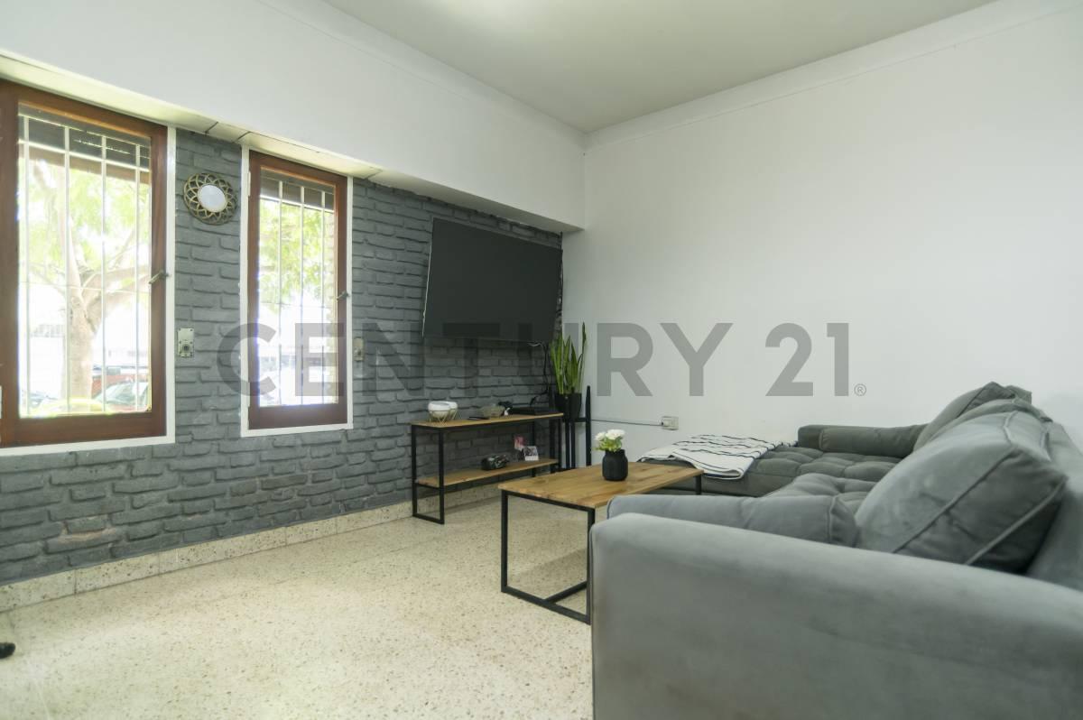 Foto de Departamento en venta en La Plata de dos dormitorios y cochera, imagen 3