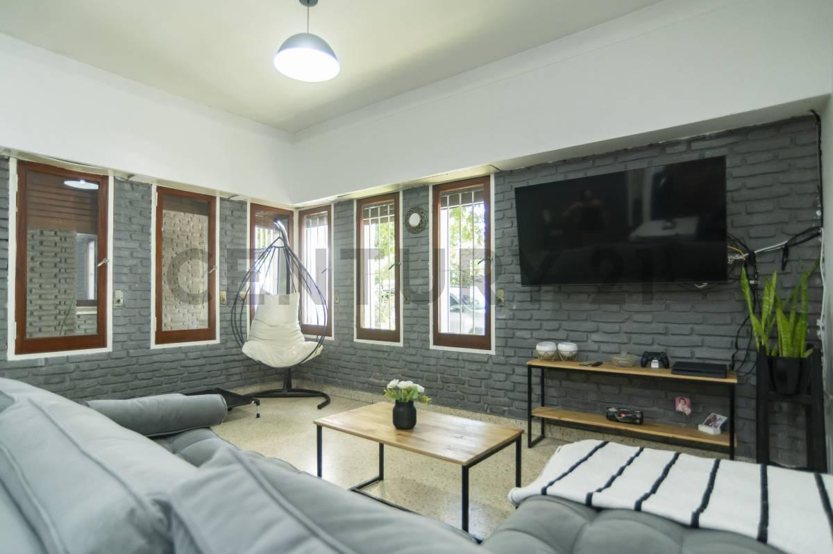 Foto de Departamento en venta en La Plata de dos dormitorios y cochera, imagen 2