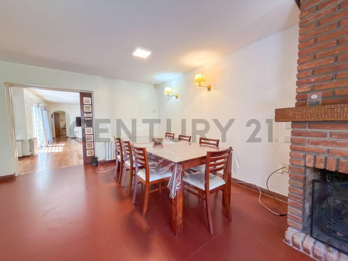 Foto de CASA EN VENTA - 3 DORMITORIOS - PARQUE -PLAZA MALVINAS, imagen 2