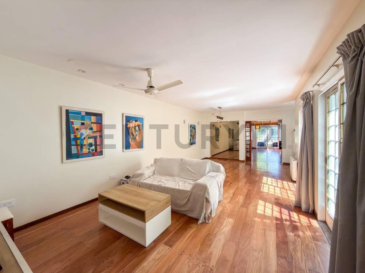 Foto de CASA EN VENTA - 3 DORMITORIOS - PARQUE -PLAZA MALVINAS, imagen 1