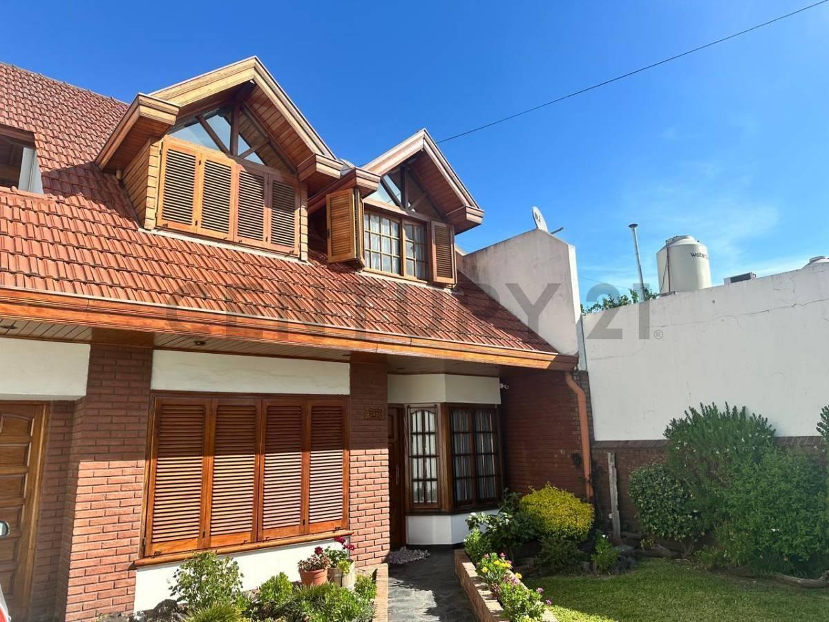 Foto de Hermosa Chalet en dos plantas a la venta en Quilmes Oeste, imagen 2