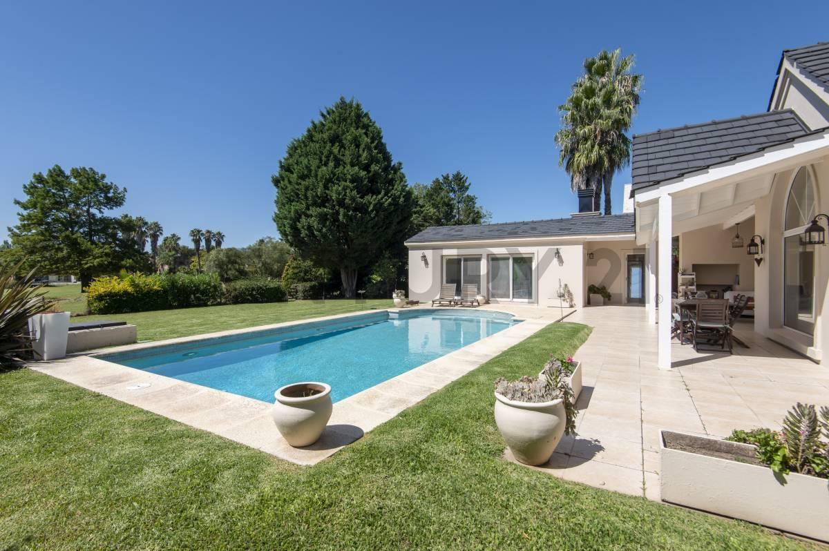 Foto de CASA EN VENTA EN CLUB DE CAMPO ABRIL 4 DORMITORIOS AL GOLF, imagen 2