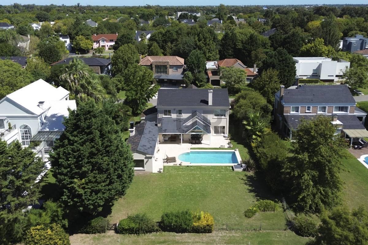 Foto de CASA EN VENTA EN CLUB DE CAMPO ABRIL 4 DORMITORIOS AL GOLF, imagen 1
