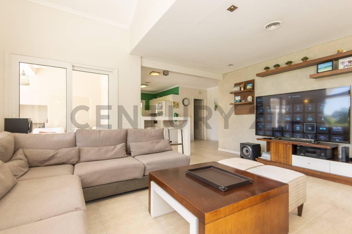 Foto de CASA EN VENTA EN CLUB DE CAMPO ABRIL 4 DORMITORIOS AL GOLF, imagen 3