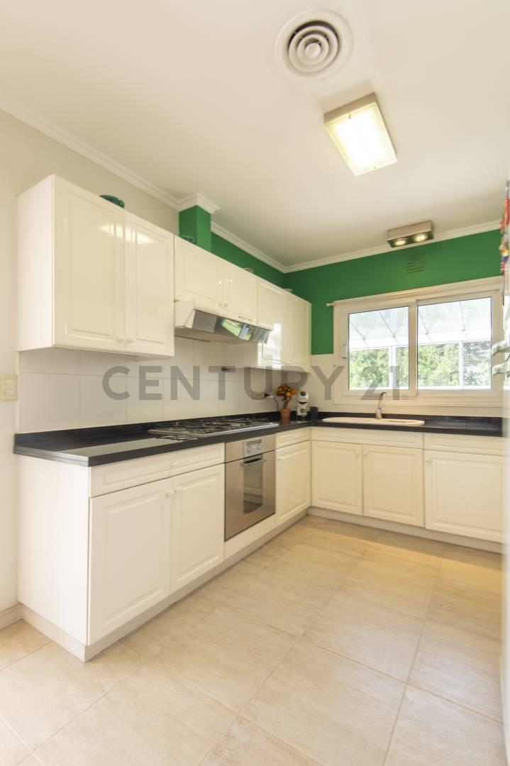 Foto de CASA EN VENTA EN CLUB DE CAMPO ABRIL 4 DORMITORIOS AL GOLF, imagen 4