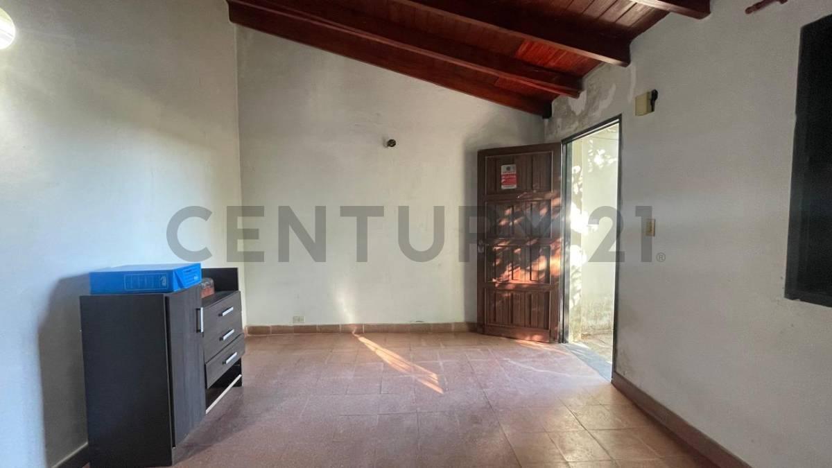 Foto de CASA EN VENTA EN LA PLATA DE 3 DORMITORIOS COCHERA CUBIERTA Y PATIO, imagen 3