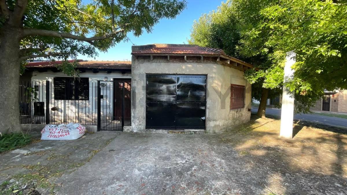 Foto de CASA EN VENTA EN LA PLATA DE 3 DORMITORIOS COCHERA CUBIERTA Y PATIO, imagen 1
