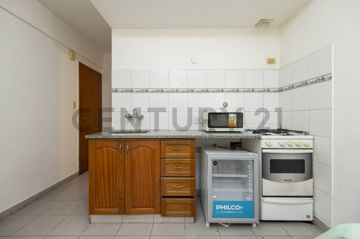 Foto de DEPARTAMENTO EN VENTA EN LA PLATA TIPO MONOAMBIENTE CON PATIO PROPIO, imagen 2