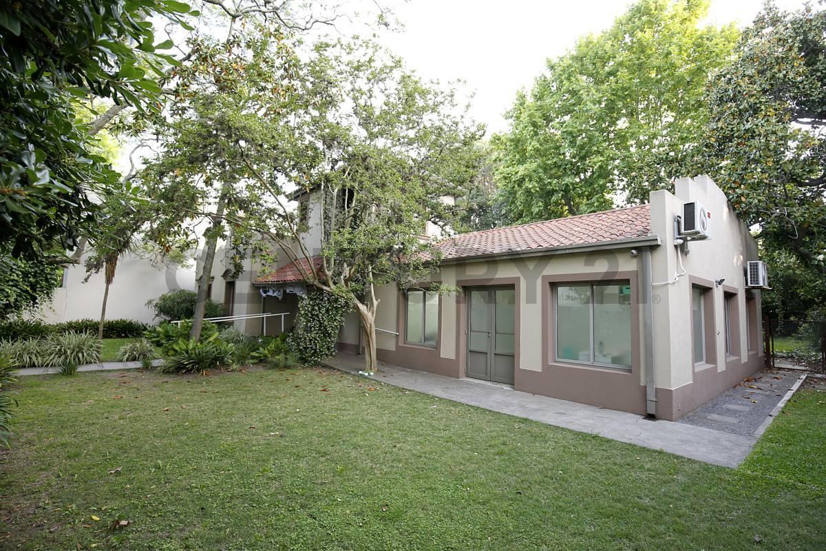 Foto de Casa en venta en City Bell con destino comercial, imagen 2