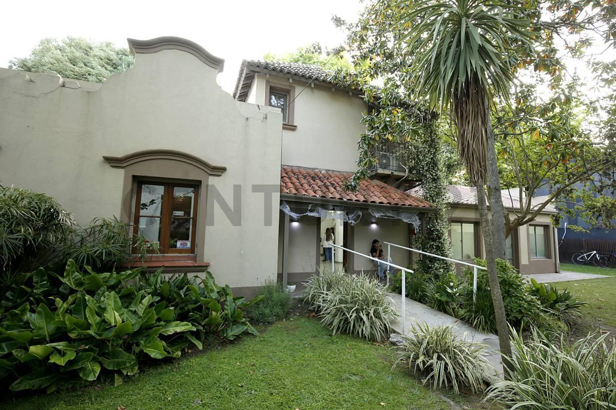 Foto de Casa en venta en City Bell con destino comercial, imagen 1