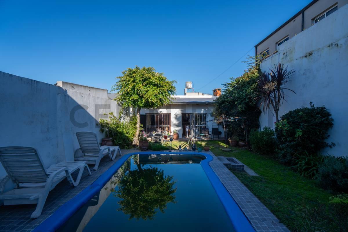 Foto de CASA EN VENTA EN LA PLATA - 3 DORMITORIOS + ESCRITORIO - COCHERA, imagen 3