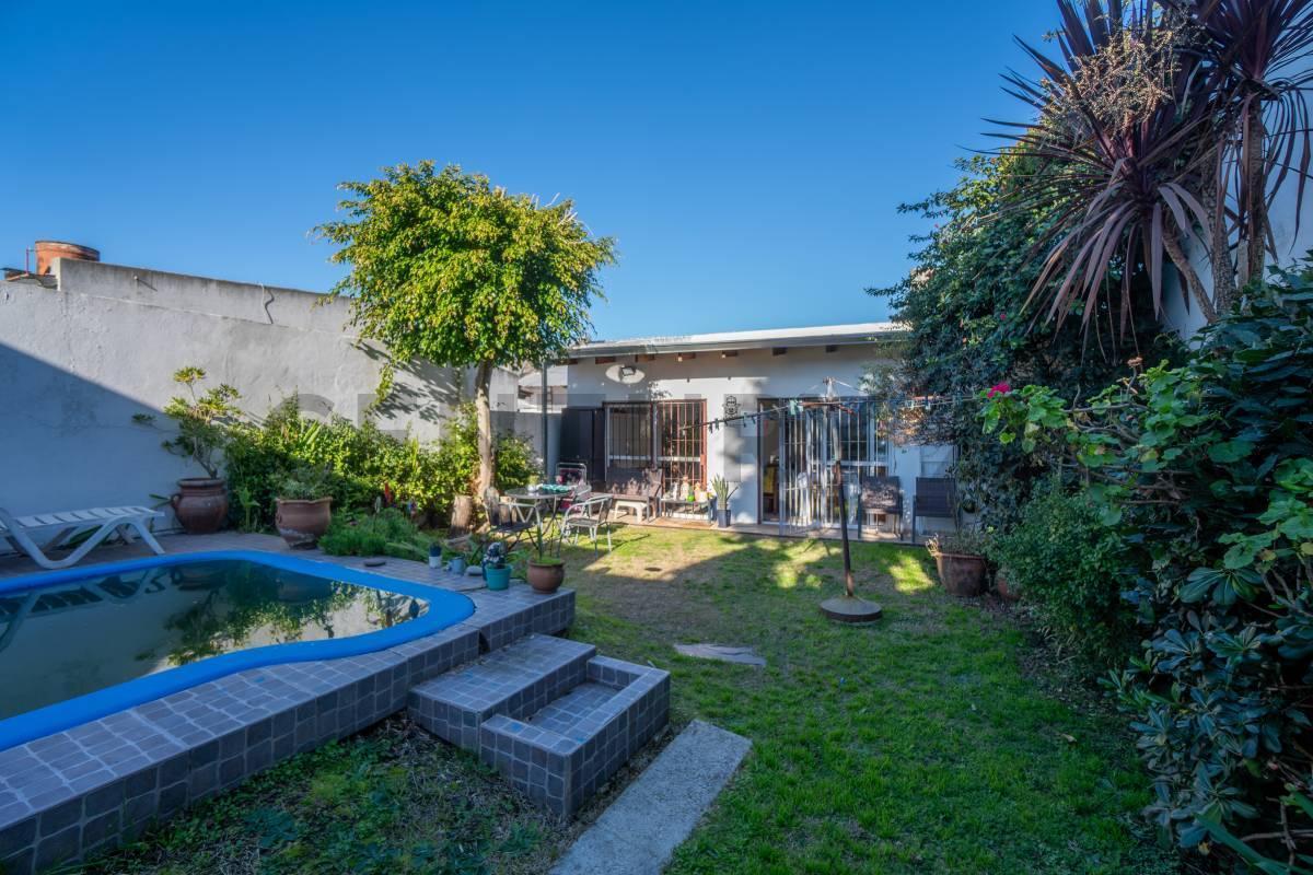 Foto de CASA EN VENTA EN LA PLATA - 3 DORMITORIOS + ESCRITORIO - COCHERA, imagen 2